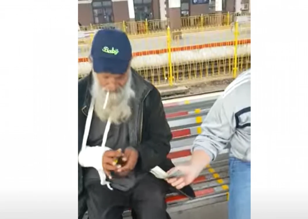 Momentul în care poliţistul local i-a dat banii victimei. FOTO: video/Foaia Transilvană