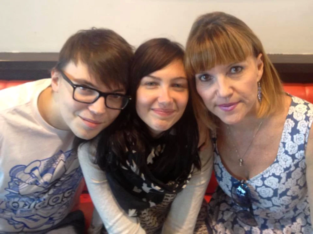 
    Marina Almășan alături de copiii ei, Victor Socaciu jr și Marina UngureanuFoto: Facebook  