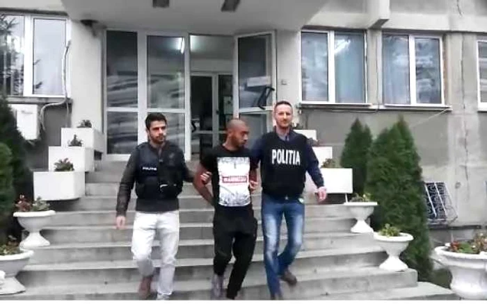 Tânărul a fost reţinut pentru 24 de ore