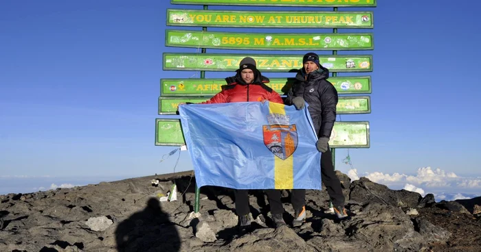 Cei doi băimăreni au arborat steagul municipiului Baia Mare pe Masivul Kilimanjaro