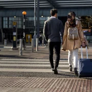 Cuplu la aeroport  Foto Magnific jpg
