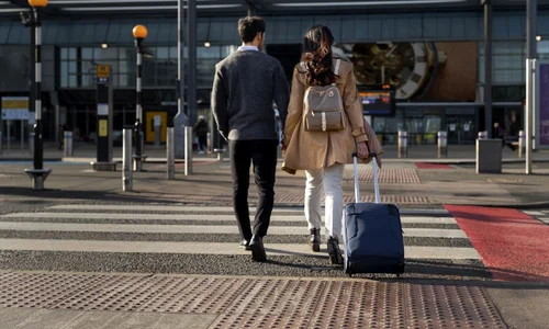 Cuplu la aeroport  Foto Magnific jpg