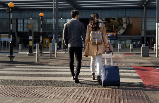 Cuplu la aeroport Foto Magnific jpg