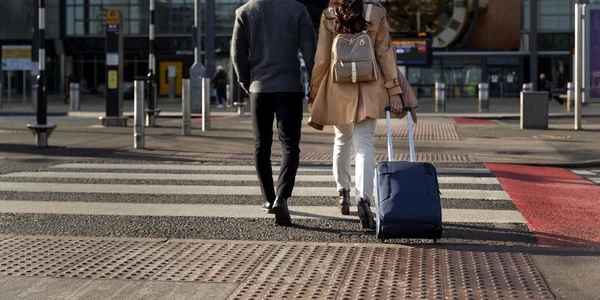 Cuplu la aeroport  Foto Magnific jpg