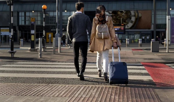 Cuplu la aeroport Foto Magnific jpg