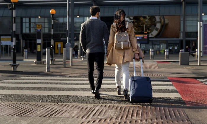 Cuplu la aeroport Foto Magnific jpg
