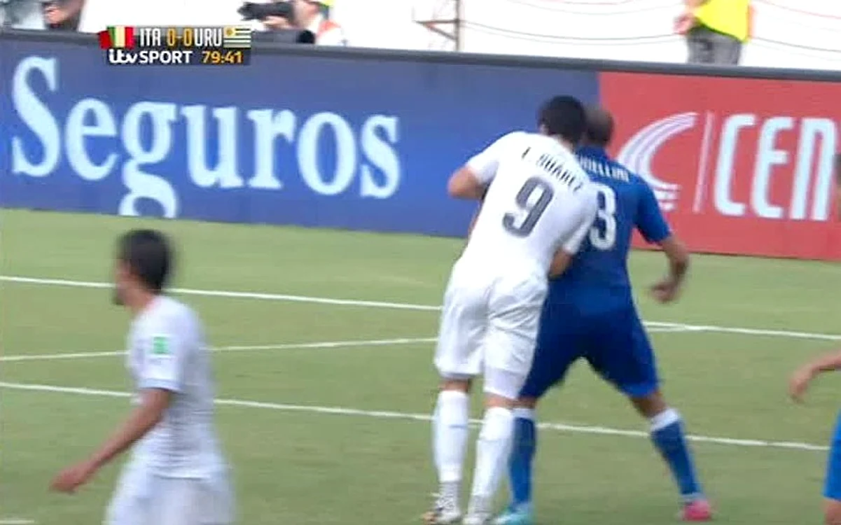 Momentul în care Luis Suarez îl muşcă pe Chiellini