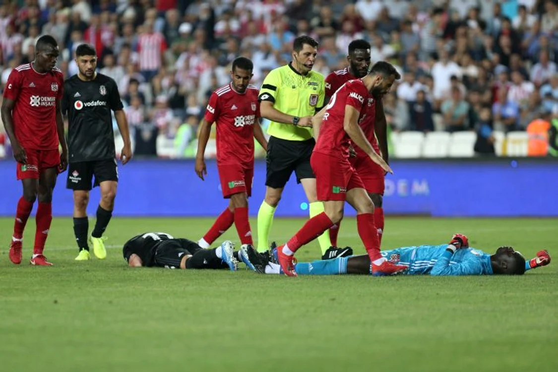
    Portarul Mamadou Samassa a leșinat de două ori FOTO: Guliver/ Gettyimages  