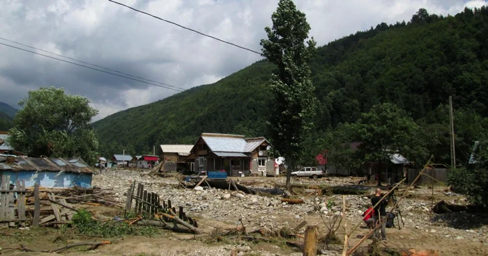 Localnicii afectaţi de inundaţii vor fi strămutaţi într-o altă zonă. Foto Adevărul