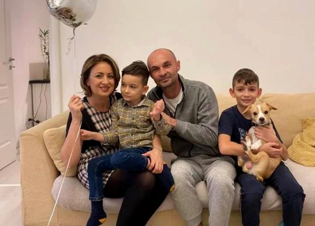 Copilul stă în brațele mameiFOTO arhiva personala Alina Ivan