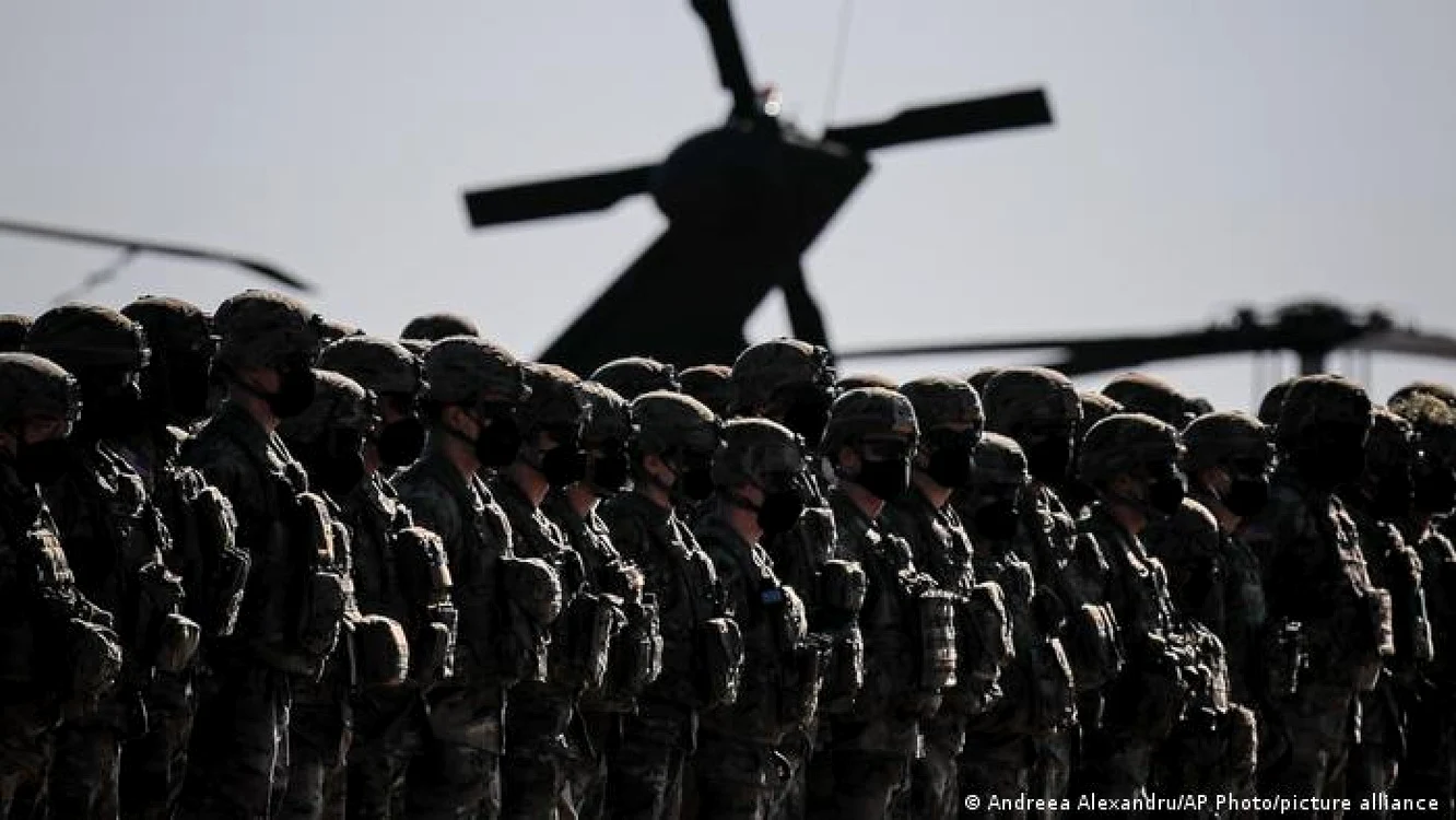 Soldaţi americani la baza militară Mihail Kogălniceanu, în timpul vizitei secretarului general NATO Jens Stoltenberg în România (11 februarie 2022)