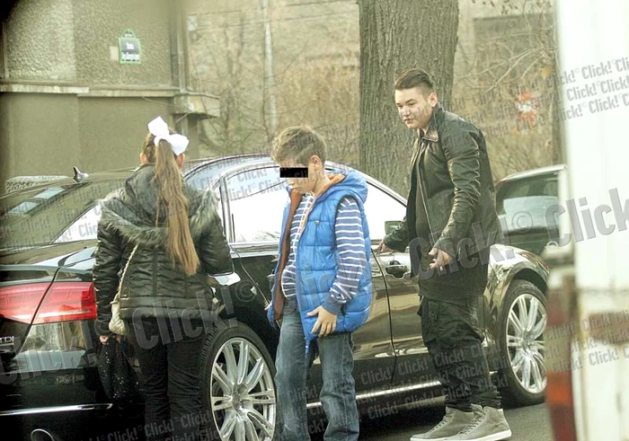 
    Cei trei copii ai lui  Cristi Borcea la  sosirea la salon (FOTOGRAFII: Alex Muscaliu)  