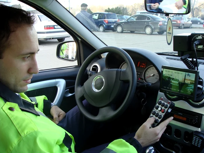 Agentul Adrian Iaz învață să folosească noul sistem