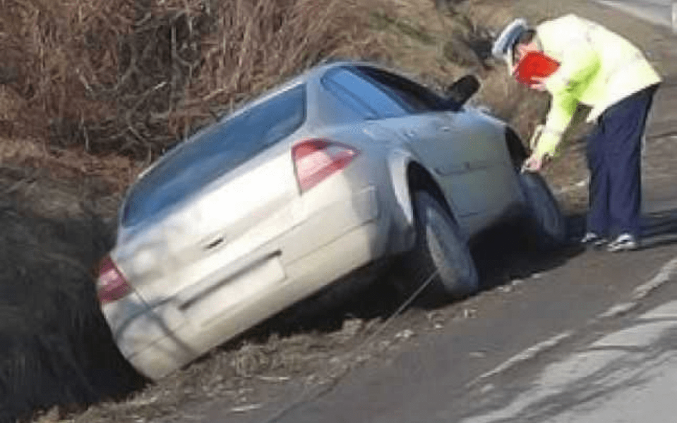 Un șofer beat a încercat să scoată mașina din șanț cu polițiștii pe urme. Cum s-a ajuns aici