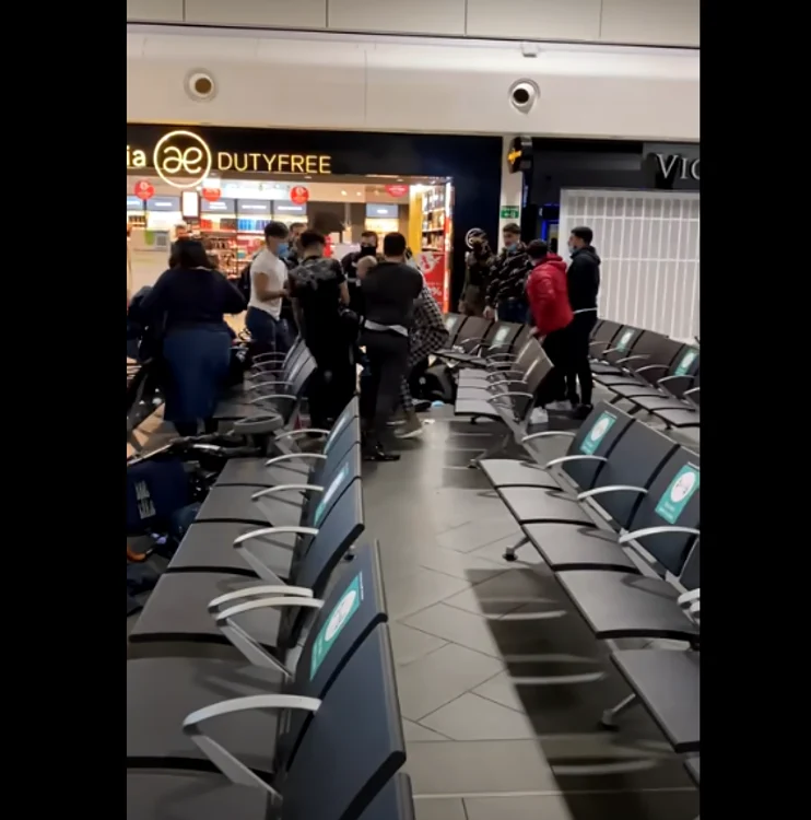 17 români au fost implicaţi într-o altercaţie pe Aeroportul Lutoncaptură video