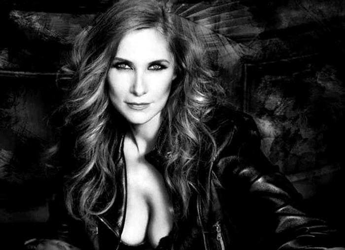 
    Romaniţa Iovan şi fiul ei, Albert, într-o ipostază emoţionantă de CrăciunFOTO: Arhiva personală  