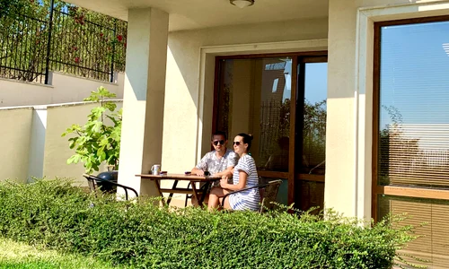Cei trei au închiriat o viluță, împreună cu alte două familii din România (prieteni apropiați) jpeg