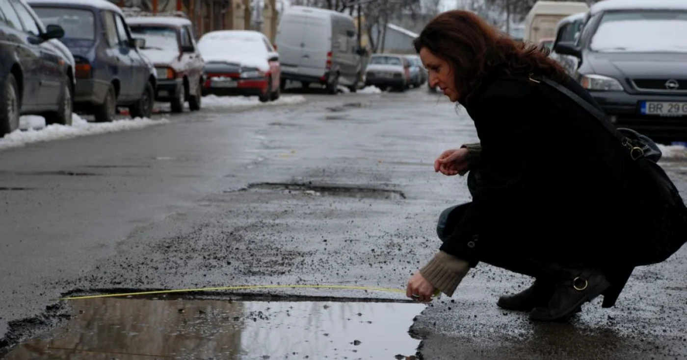 Groapa ocupă aproape jumătate din străduţă