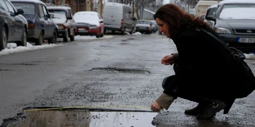 Groapa ocupă aproape jumătate din străduţă