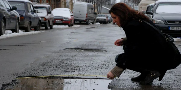 Groapa ocupă aproape jumătate din străduţă