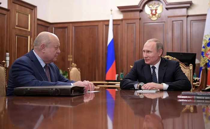 Preşedintele rus Vladimir Putin
îi explică directorului RISS Mihail Fradkov cât de importantă este activitatea
institutului pentru Administraţia Preşedintelui, 2017. Sursa foto: riss.ru