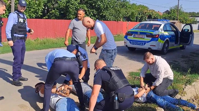 Cei trei bărbați au fost încătușați în stradă FOTO: Fii informat Umbrărești