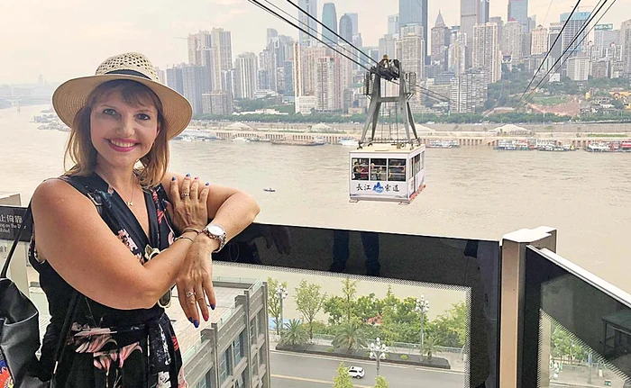 
    A traversat cu telecabina celebrul Fluviu Galben  