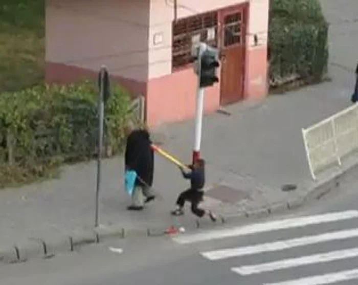 
    Incidentul s-a petrecut în faţa Catedralei din Mediaş  