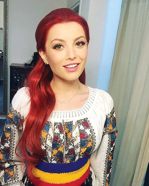 Elena Gheorghe a luat un costum de la mama sa, interpreta de folclor Marioara Man