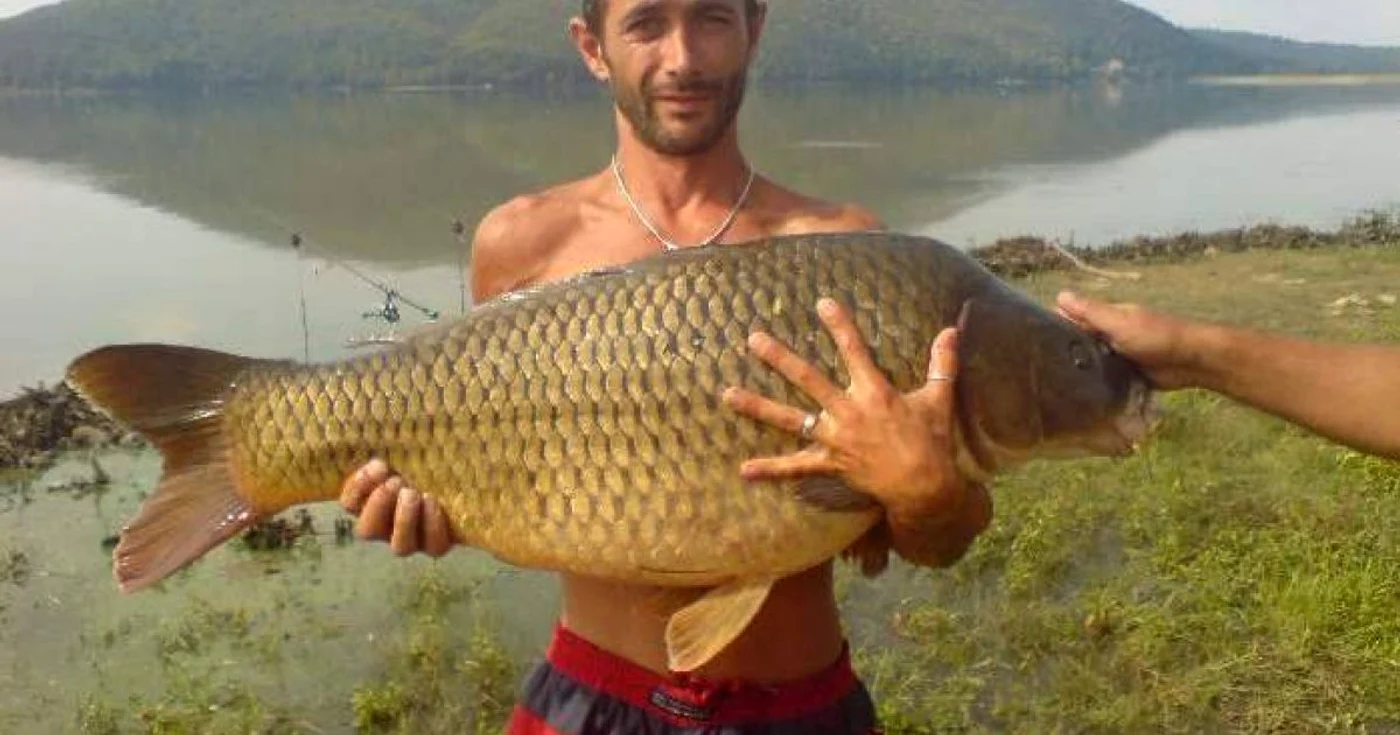 Captură record pe lacul de la Călinești-Oaș, crap de peste 10 kg. Foto: pescuit.ro