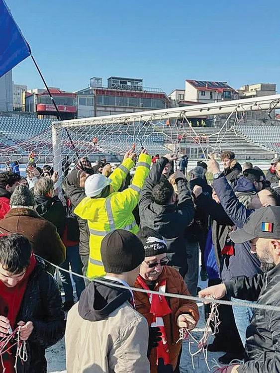 Fanii au vrut  să-şi ia o amintire  de pe vechea arenă. FOTO: CS Dinamo