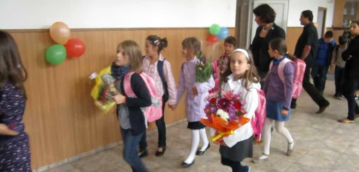 În România, sistemul educaţional impune învăţarea unei limbi străine la 8 ani, adică din clasa a II-a. Mulţi părinţi încep însă cursurile mult mai devreme