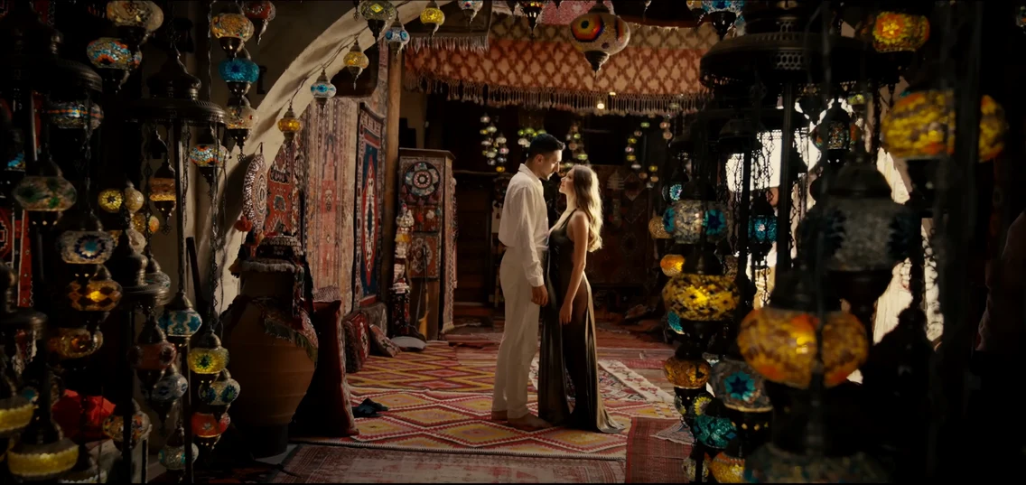 Otilia Bilionera și soțul ei turc, Bekir, în videoclipul „Cappadocia”. FOTO: captură