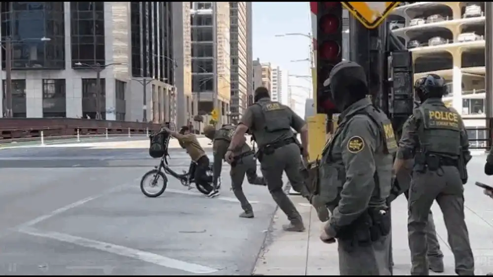 Momentul hilar în care mai mulți agenți au încercat, fără succes, să prindă un bărbat pe bicicletă