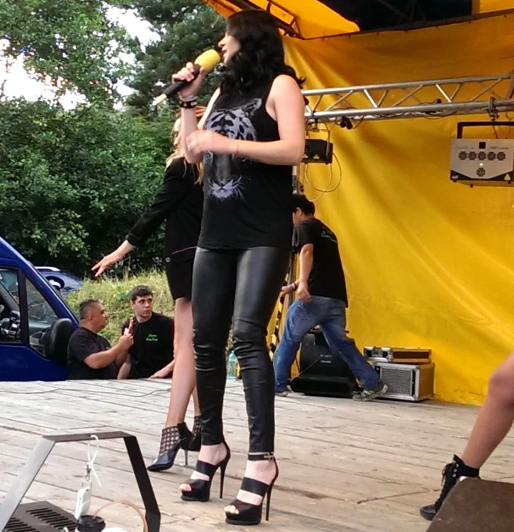 Solista a încercat să-şi mascheze burtica purtând tocuri şi optând pentru o ţinută all black