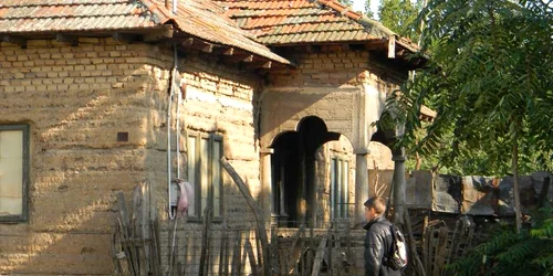 Casa unde locuieste bătrâna pare părăsită