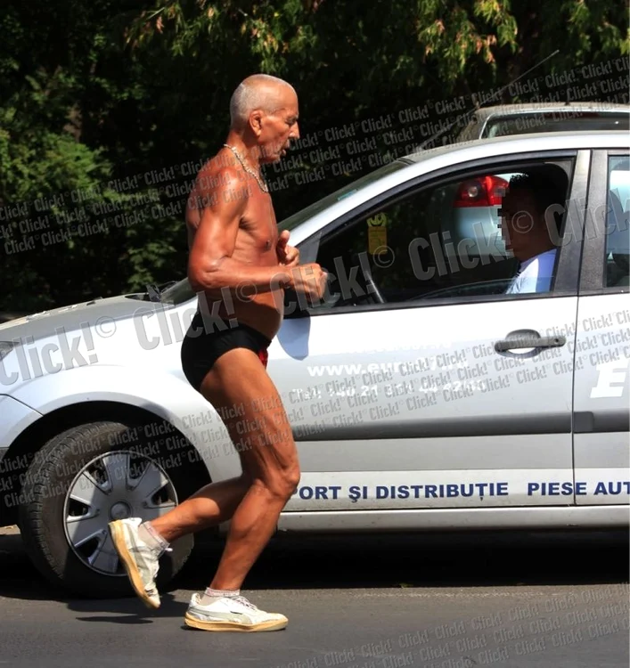 Un bărbat dezbrăcat aproape de tot a alergat pe Bulevardul Basarabia (Foto: Mihai Ionescu)
