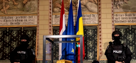 Conferință la Muzeul Drents (Assen) despre recuperarea coifului de la Coțofenești și a două brățări de aur. FOTO Inquam Photos / Vincent Jannink