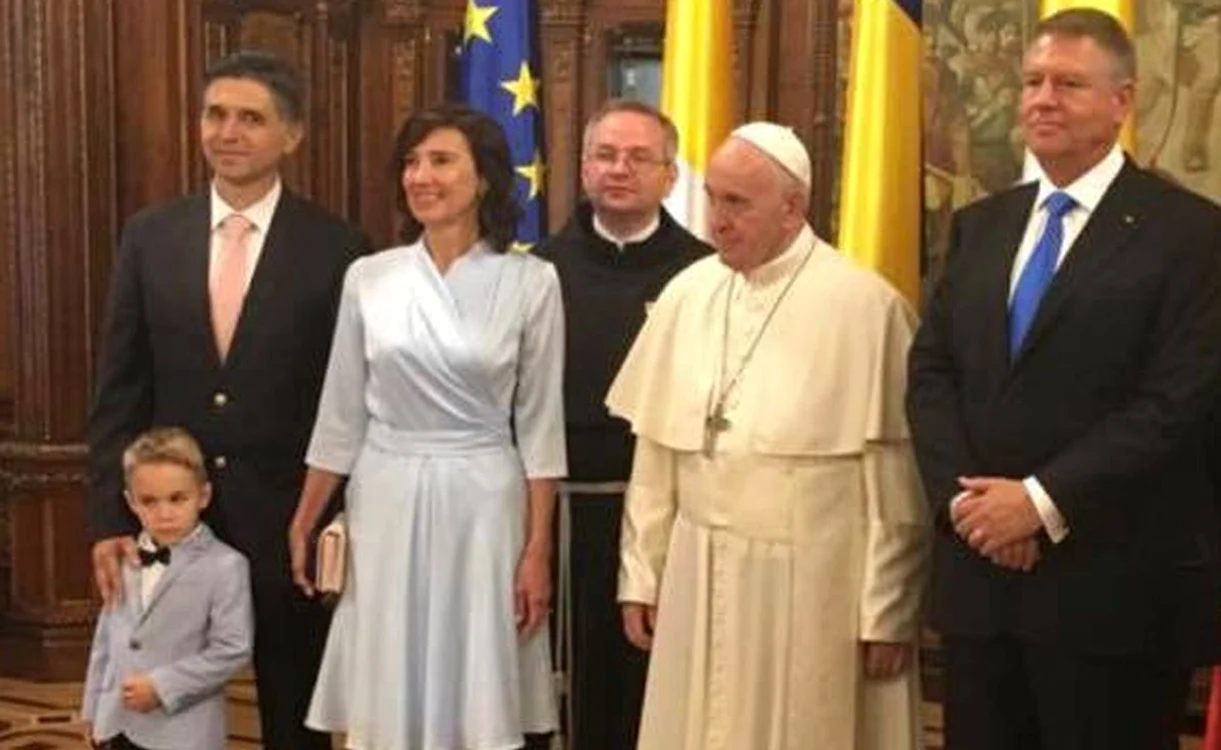 
    Marius Vecerdea (foto stânga), la întâlnirea cu Papa FranciscFoto: Facebook  