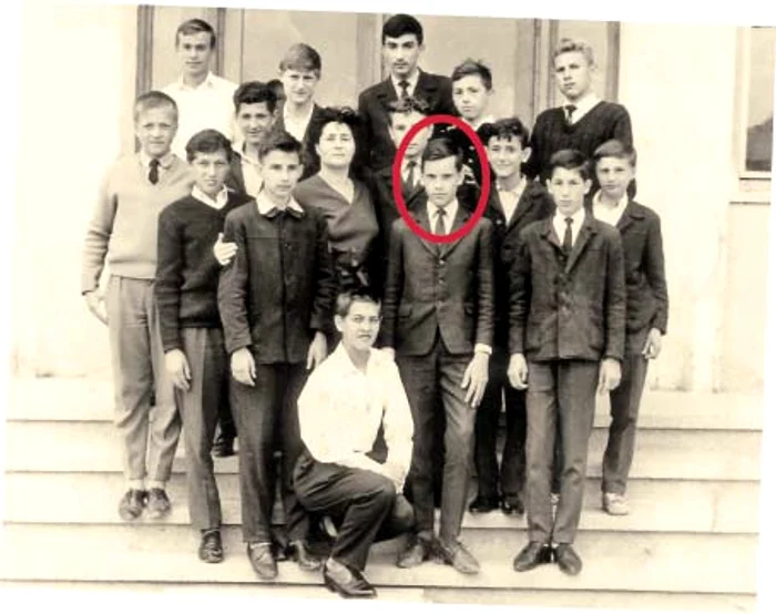 Alături de colegii de şcoală, în 1967