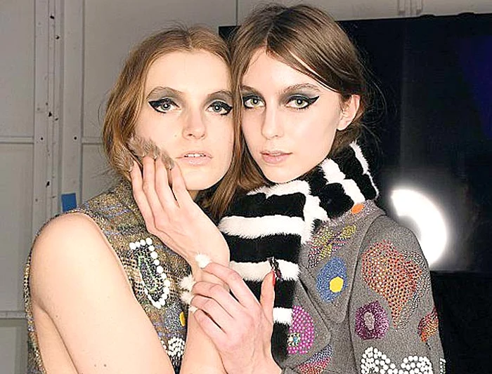 
    Puful se  aplică  direct pe  unghiile  false  