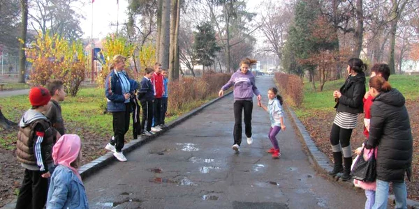 Copii şi profesorii de la arte plastice au ieşit să alerge în parc