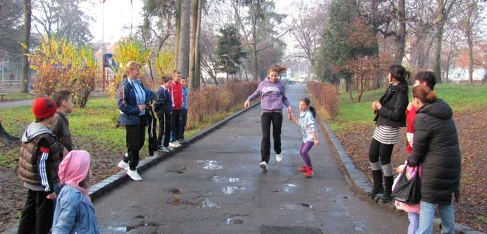 Copii şi profesorii de la arte plastice au ieşit să alerge în parc