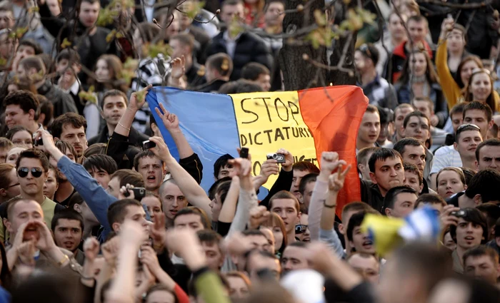 Timerii au scandat „Stop dictaturii“ şi „Jos comuniştii!“ FOTO: AFP