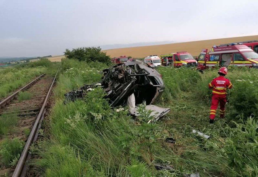 O tînără de 19 ani a murit într-un accident rutier produs în Neamț. Alţi doi tineri sunt grav răniţi