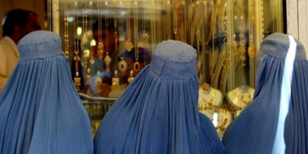 Sudanul eliberează femeia condamnată pentru vestimentaţie - Revista presei internaţionale
