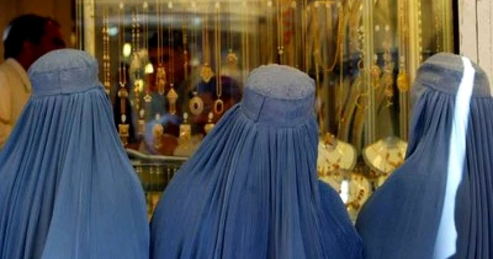Sudanul eliberează femeia condamnată pentru vestimentaţie - Revista presei internaţionale