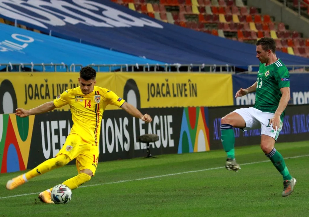 
    Ianis Hagi centrează spre poarta nord-irlandezăFoto: Marian Burlacu  