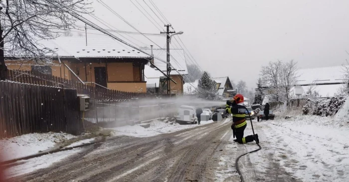 La unul dintre accidente a fost nevoie şi de intervenţia pompierilor FOTO ISU Neamţ