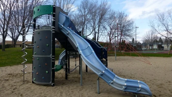 Băiețelul a fost aruncat de la o înălțime de 1,5 metriFoto: Antena 3